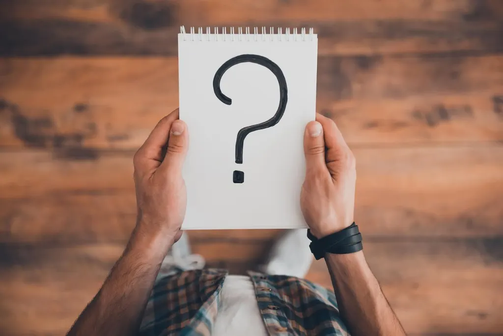 A man holding a piece of paper with a big question mark | men's therapist san francisco, ca | men's therapy san francisco, ca | online men's issues counseling california | 94609 | 94061 | 94941